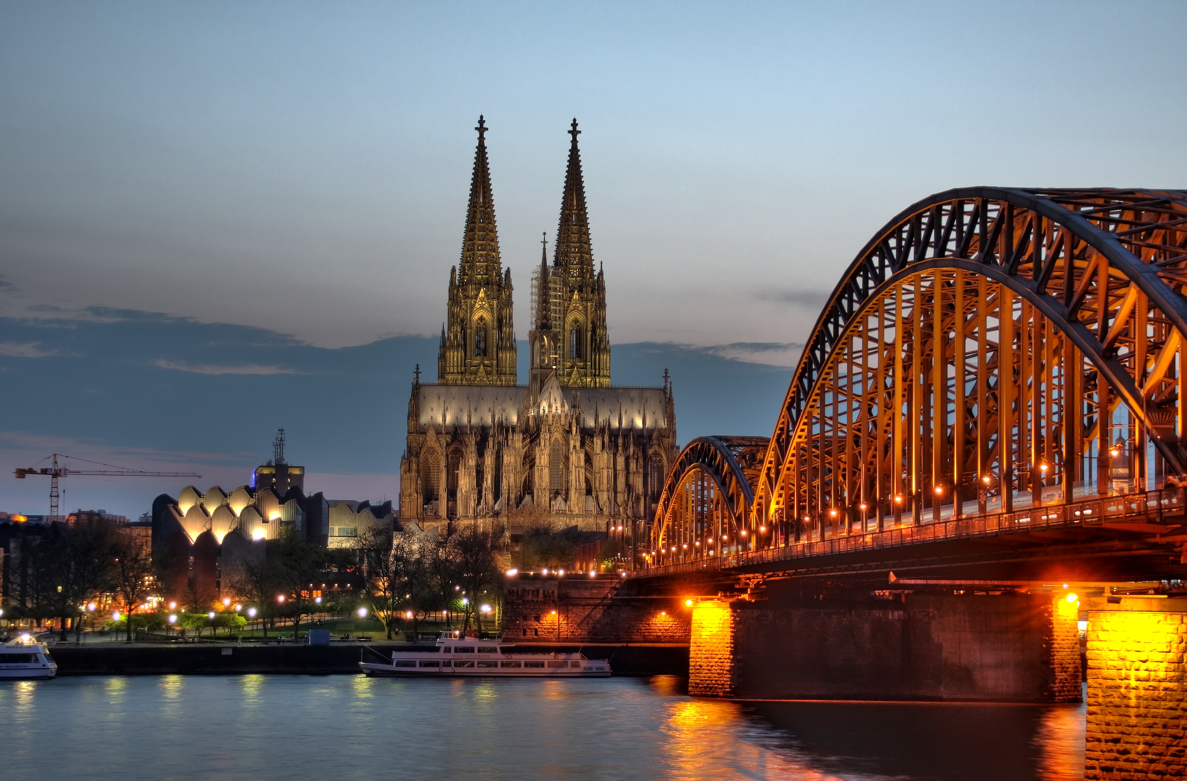 Der Kölner Dom bei Nacht