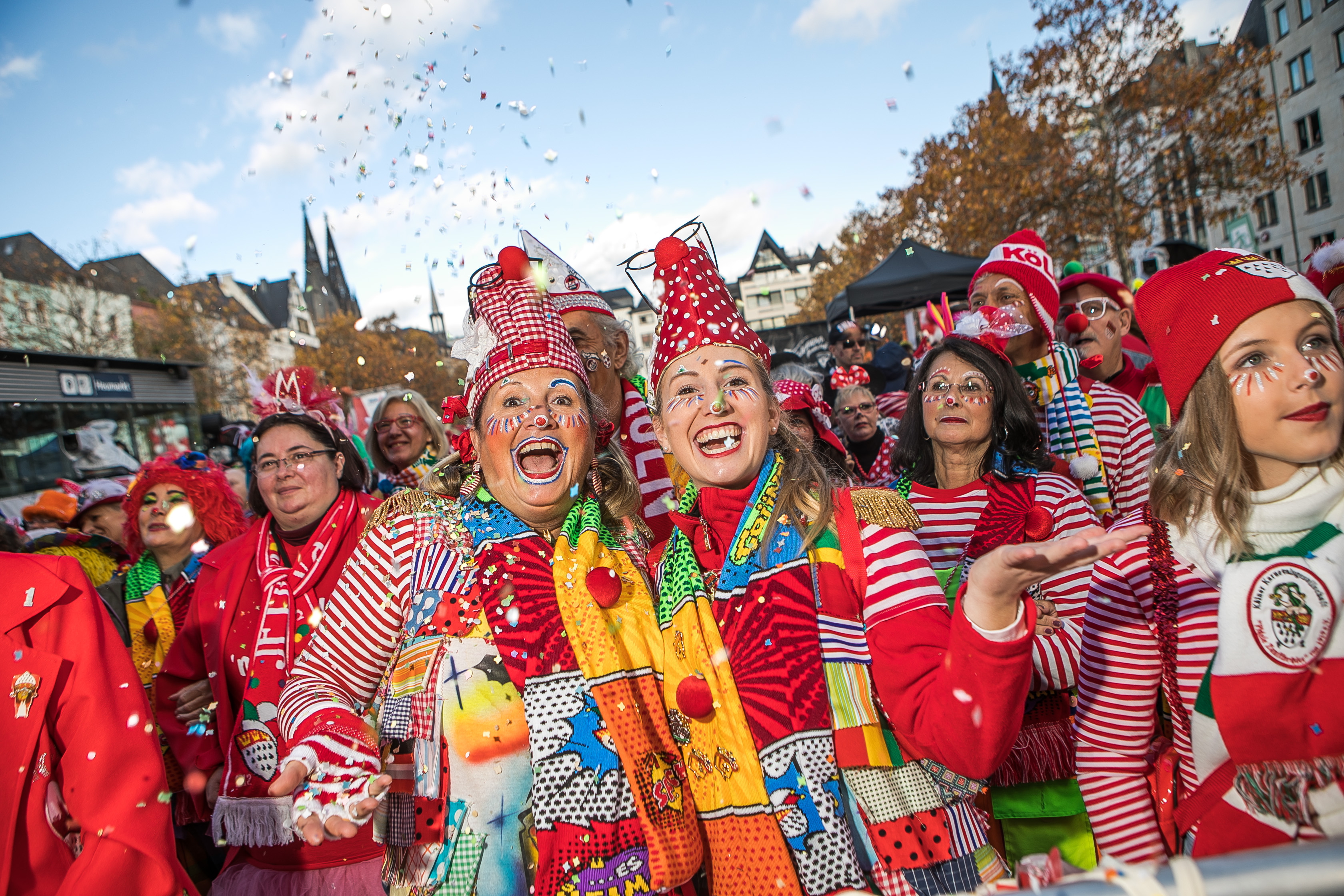 Verkleidete Menschen feiern Karneval