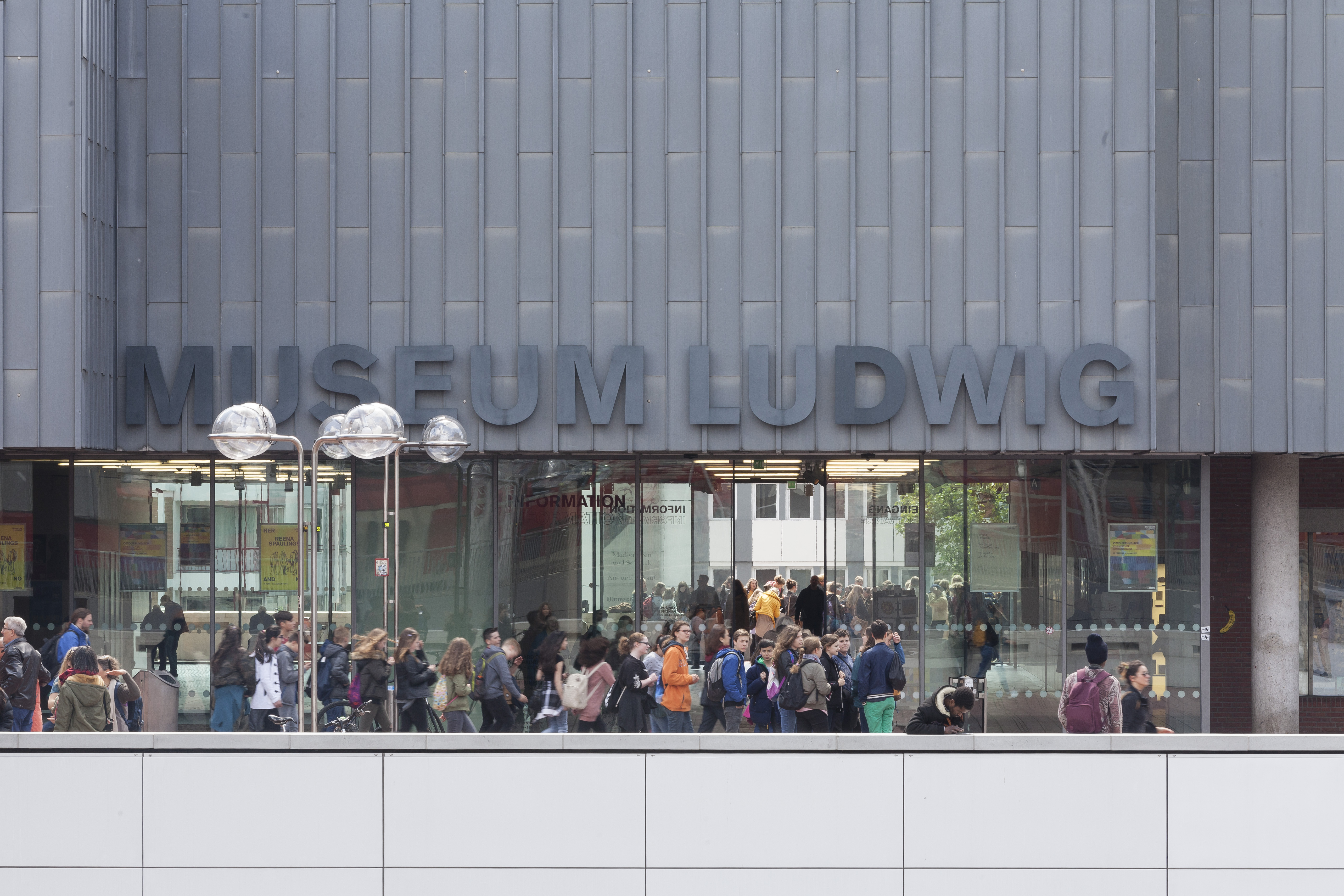 Viele Besucher vor dem Museum Ludwig
